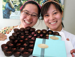 Hai cô gái và thương hiệu Sôcôla