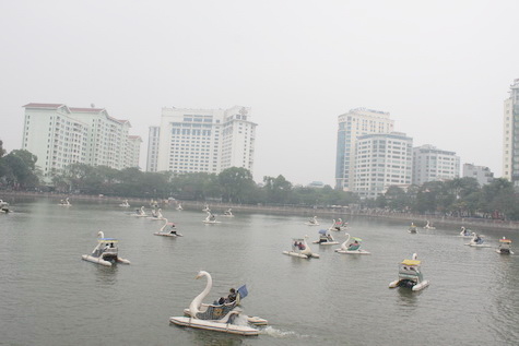 Người Hà Nội hân hoan đón Tết dương trong giá lạnh