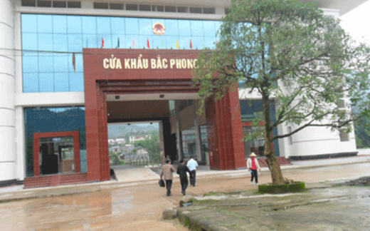 Người Trung Quốc nhập cảnh trái phép, cướp súng tấn công cửa khẩu, nhiều người chết và bị thương.