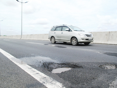 Đường cao tốc nham nhở ổ gà