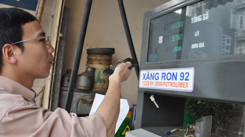 Giá xăng dầu: Dân lao đao, DN chưa hài lòng