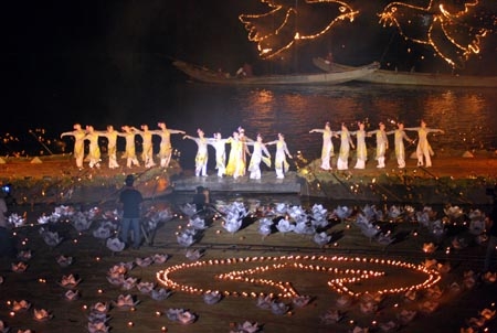 Xin đừng bắt Huế phải "lễ hội quanh năm"!