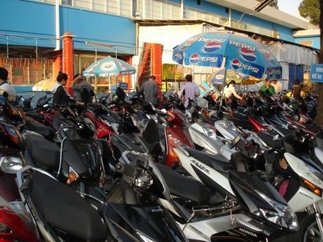 Người dân tấp nập mua sắm Tết