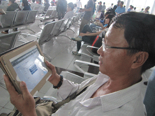 Mua vé tàu Tết: “Thượng đế” vã mồ hôi