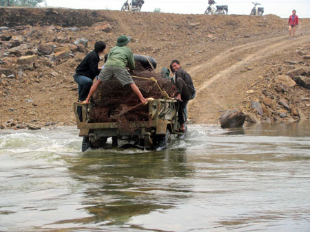 Hãi hùng cảnh mót sắt dưới chân đập Hố Hô