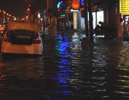Nhiều tuyến đường Sài Gòn ngập trong mưa lớn