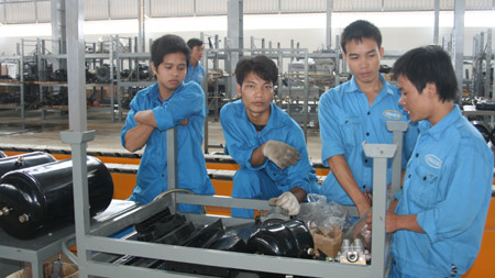 Công nghiệp Việt Nam đang đi khập khiễng