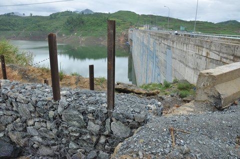 Dân Sông Tranh: Bỏ làm ăn, trông chừng động đất