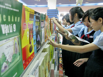 Sách giáo khoa in tràn lan, ai được lợi?