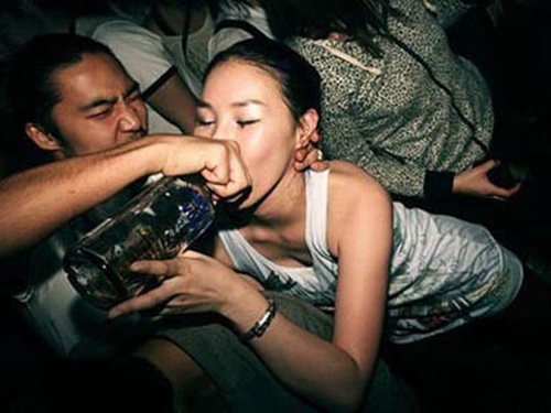 Vì sao ngửa tay xin viện trợ, nhưng "xài sang nhất thế giới"?