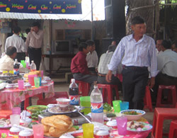 Cô dâu chú rể 'méo mặt' sau tiệc cưới