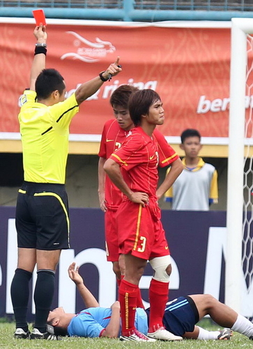 Đại phẫu cho bóng đá VN: Bắt đầu từ nóc?!