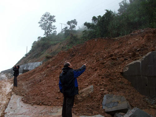 MƯA LŨ Ở NAM TRUNG BỘ: Núi lở, đường tắc