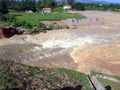 Nghệ An: vỡ đập Tây Nguyên