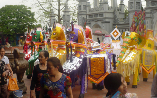 Hội Phủ Dầy ngập tràn vàng mã