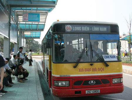 Nghịch lý chống ùn tắc giao thông?