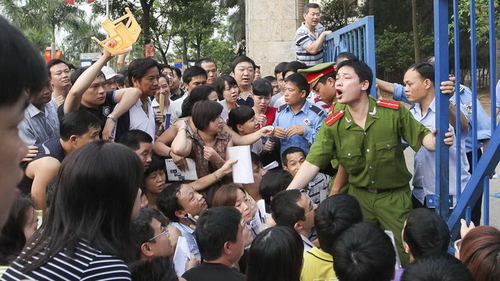 Ông Nguyễn Sĩ Dũng: Đạp đổ cổng trường xin học là con buôn!