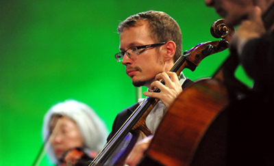 Con khỉ giễu nhại con người, âm nhạc xúc phạm...vé VIP