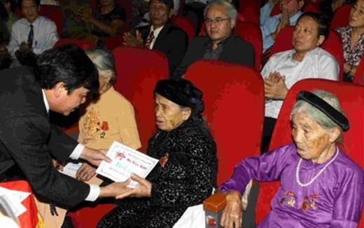 Mẹ anh hùng không cần cộng điểm thi đại học