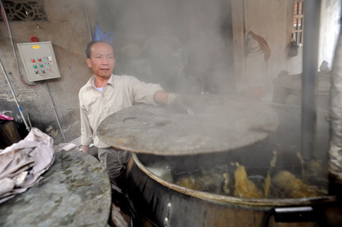 Làng gói bánh chưng hối hả đón Tết