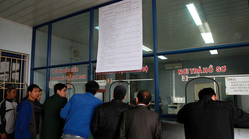 Ngày đầu thu phí bảo trì đường bộ, nhiều nơi ùn ứ