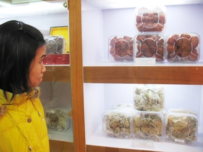 Quà Tết 'khủng' hút khách