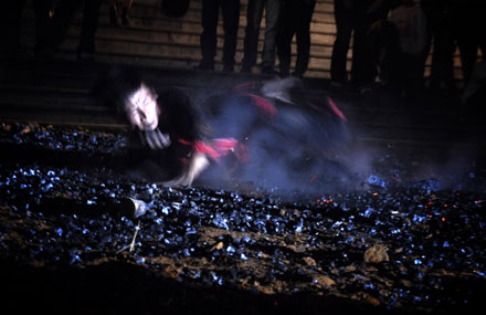 Thót tim những màn nhảy múa trên lửa đỏ, than hồng