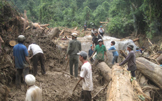 Sạt lở núi, 4 người bị chôn vùi