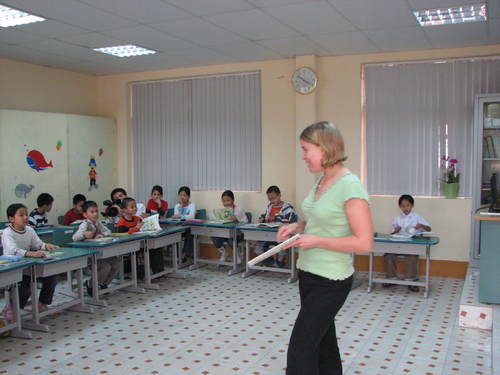 Dắt nhau rời khỏi trường quốc tế