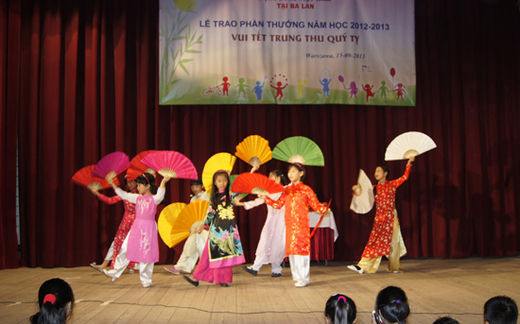 Lễ trao phần thưởng năm học 2012-2013 và vui Tết Trung thu ở Warszawa.