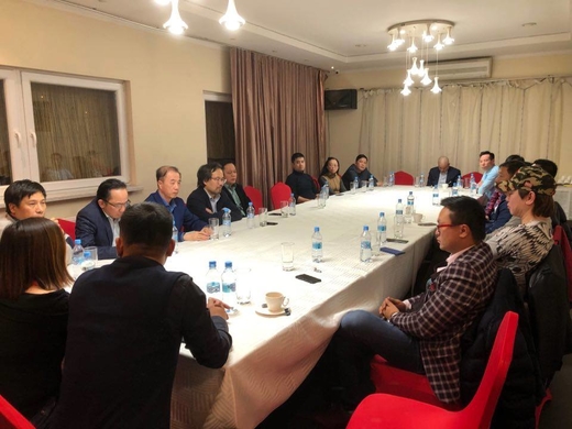 "Ôm rơm rặm bụng"