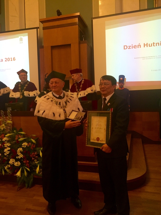 Lễ trao danh hiệu Lãnh sự Danh dự Học Viện Mỏ - Luyện kim AGH Krakow cho ôngHồ Chí Hưng.