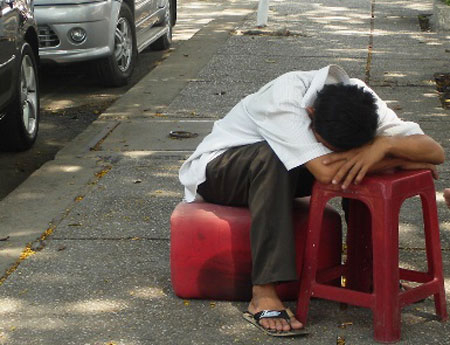 Đủ kiểu “chợp mắt” giữa trưa nóng Sài Gòn