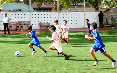 Thông báo về hoạt động nhân ngày 1-6 của đội bóng thiếu nhi tại Warszawa.