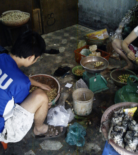 “Kỹ nghệ” tái chế đồ nhậu