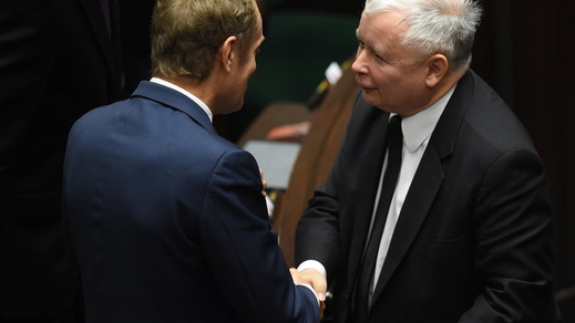 Bản tường trình nhận chức trước quốc hội của tân thủ tướng Ewa Kopacz. Jarosław Kaczyński bắt tay Donald Tusk.