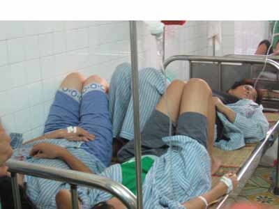 "Bộ trưởng ơi! Tôi nằm hành lang còn hơn ghép giường!"