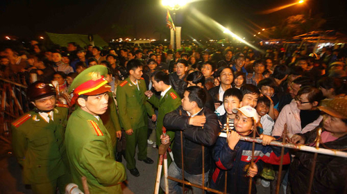 Phong tỏa, rào chắn kín kẽ đền Trần trước giờ khai ấn