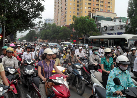 Hà Nội đổi giờ, phân làn, tăng phí vẫn ùn tắc