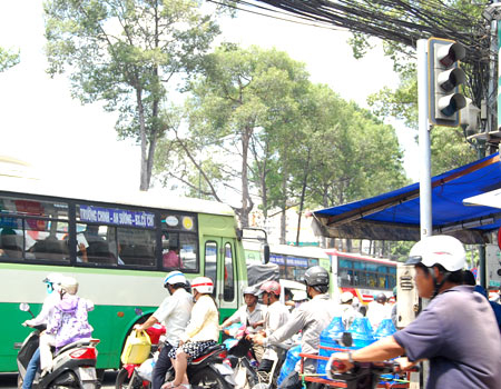 Nỗi khổ cúp điện giữa mùa nóng