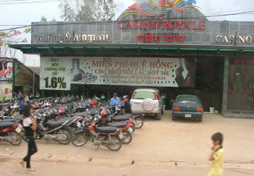 Muốn chuộc người phải nhờ “cò”