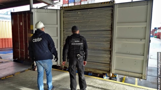 Ba Lan: Hàng triệu điếu thuốc lá trong công-te-nơ đến từ châu Á. Các lực lượng cảnh sát đã bắt được số hàng lậu