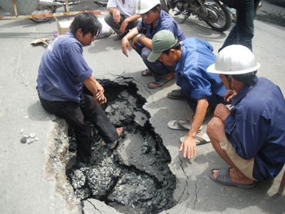 Đua xe không hết, “hố tử thần” tăng thêm