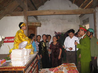 “Thánh” chữa bệnh bằng chiêu bắt... cởi truồng!