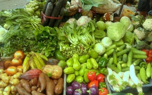 Lợn mỡ ồ ạt ‘xuất ngoại’, buôn sữa bột lời to