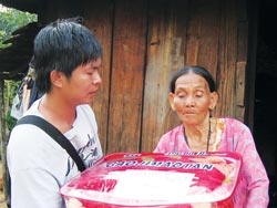 Vượt khó cứu trợ
