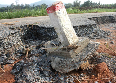Quốc lộ 1A thủng lỗ chỗ sau mưa lũ