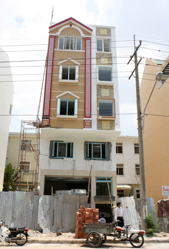 Dân Phú Mỹ Hưng kêu cứu vì bị cắt ngọn nhà