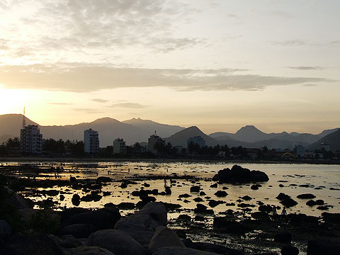 Dân chài nghèo tìm thức ăn trên bãi đá