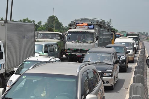 Tàu hỏa húc xe tải, 3 toa lật nghiêng